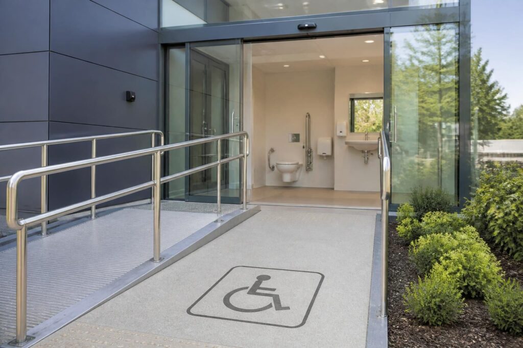 découvrez les règles d’accessibilité et de conformité aux normes pmr selon le code du travail pour garantir des sanitaires adaptés à tous.